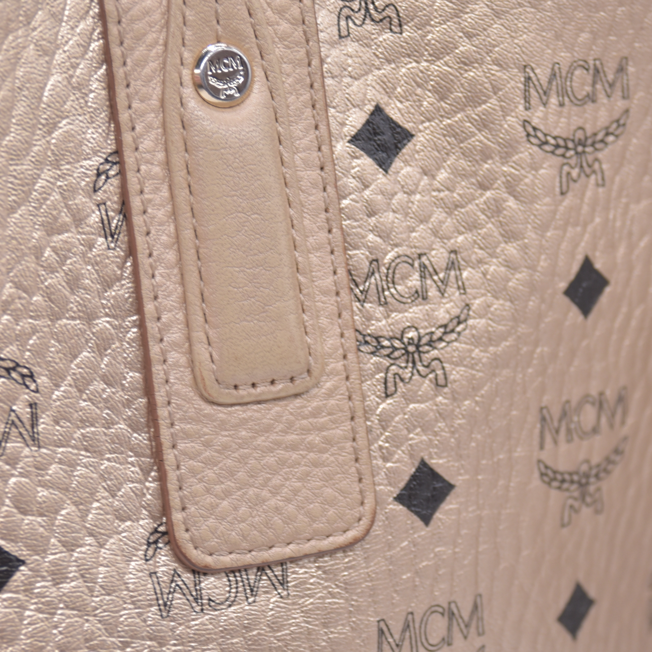 $950 MCM Metallic Visetos Medium Liz Reversible Shopper Tote Gold