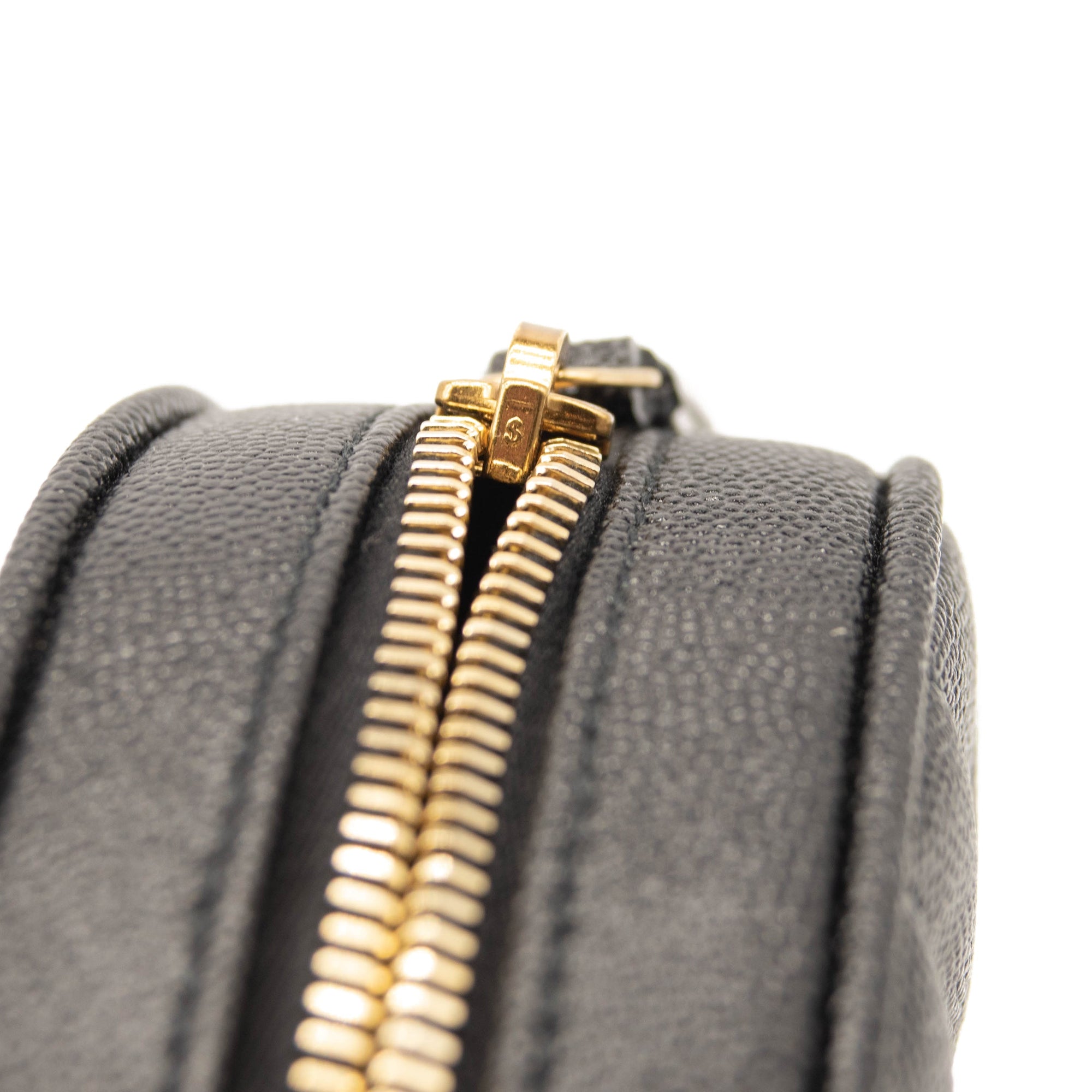Saint Laurent Grain De Poudre Matelasse Chevron Quilted Round Vinyle Camera Bag Black