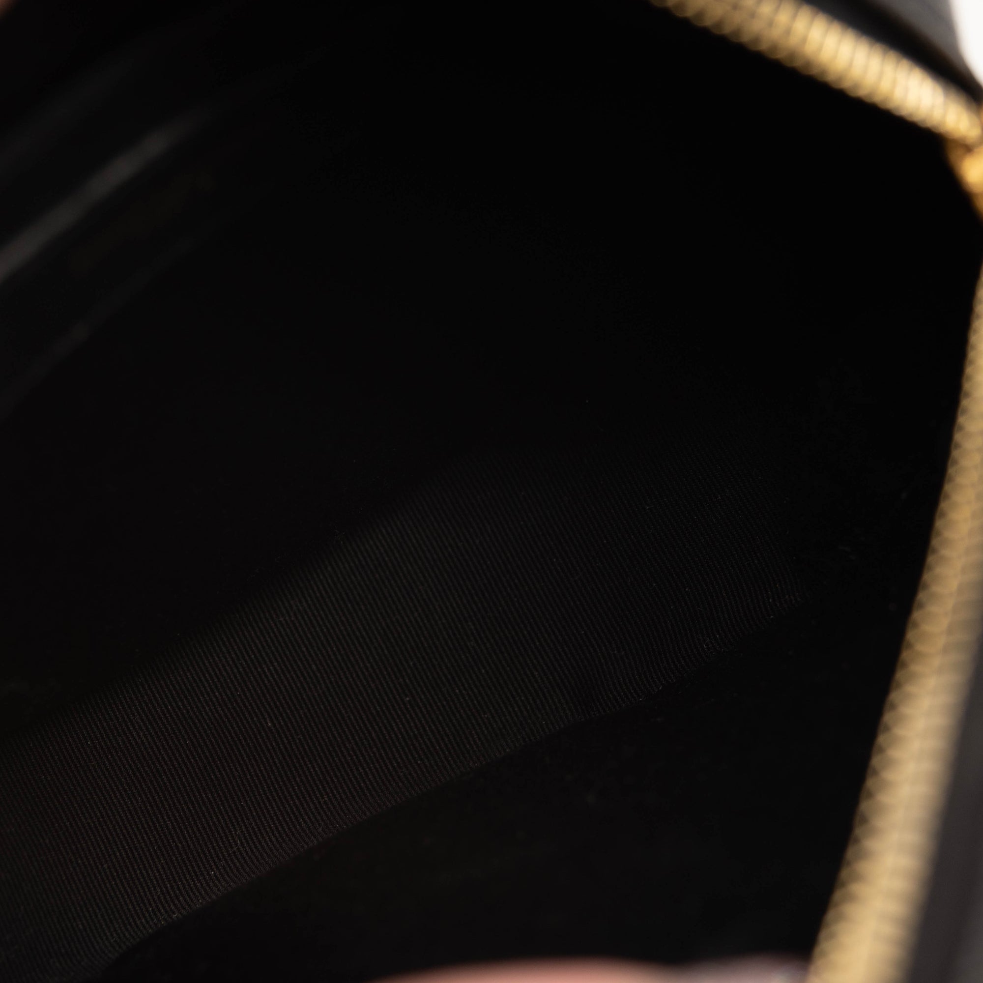 Saint Laurent Grain De Poudre Matelasse Chevron Quilted Round Vinyle Camera Bag Black
