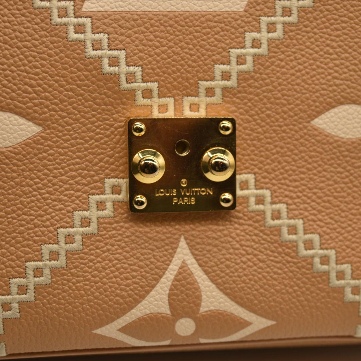 LOUIS VUITTON  Empreinte Monogram Giant Broderies Pochette Metis Arizona