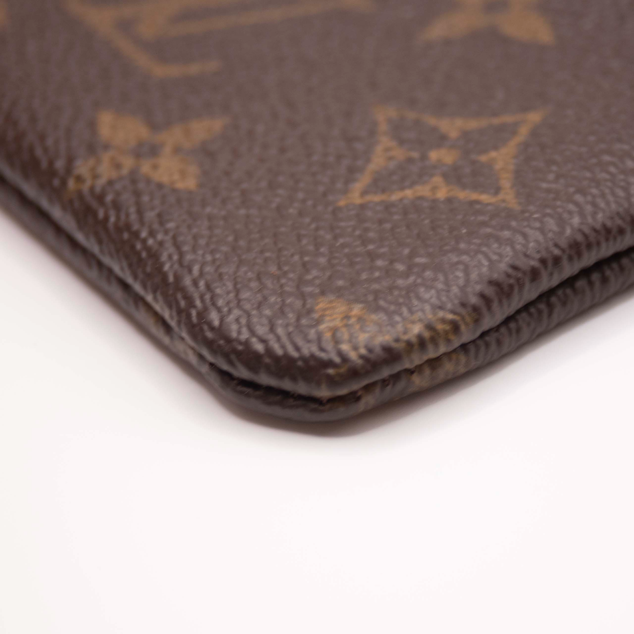$355 2000 Louis Vuitton Monogram Key Pouch CA0040