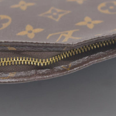 $1070 Louis Vuitton Monogram Toiletry 26