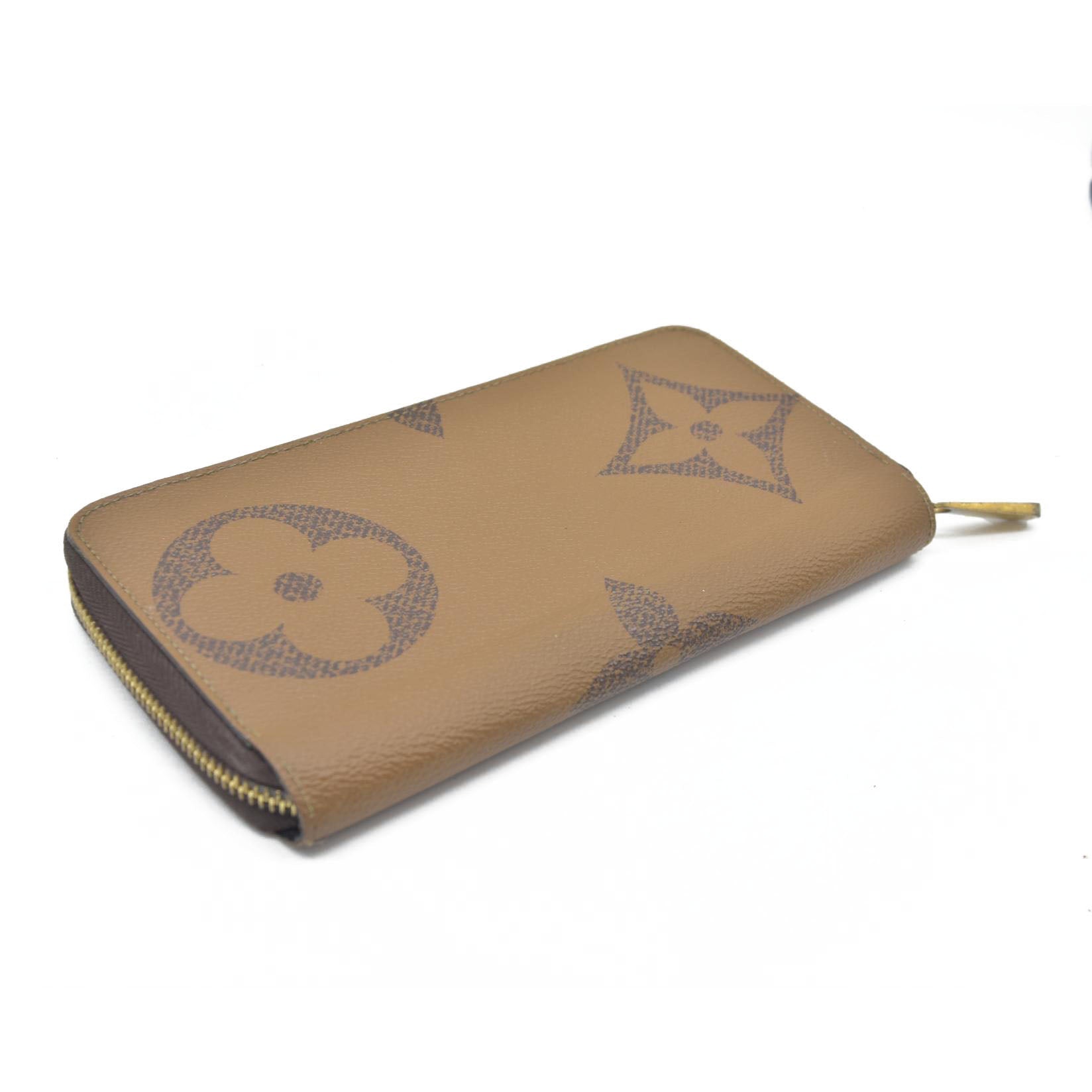 $915 CONSIGNMENT Louis Vuitton  Reverse Monogram Giant Zippy Wallet LU4220