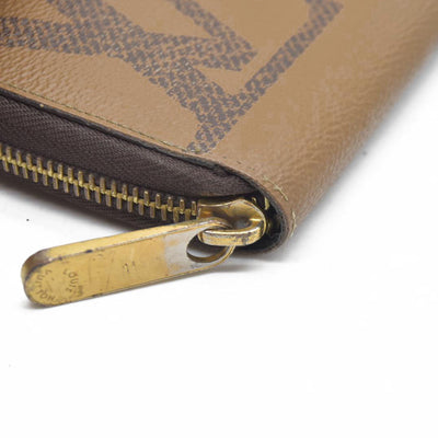 $915 CONSIGNMENT Louis Vuitton  Reverse Monogram Giant Zippy Wallet LU4220