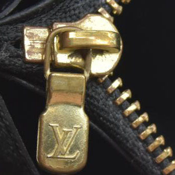 $915 CONSIGNMENT Louis Vuitton  Reverse Monogram Giant Zippy Wallet LU4220