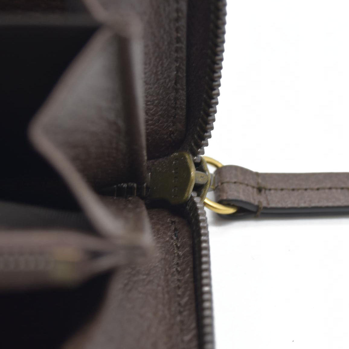 $850 CONSIGNMENT Gucci  Monogram Jumbo GG Textured Dollar Calfskin Diana Zip Around Continental Wallet Camel Ebony New Acero