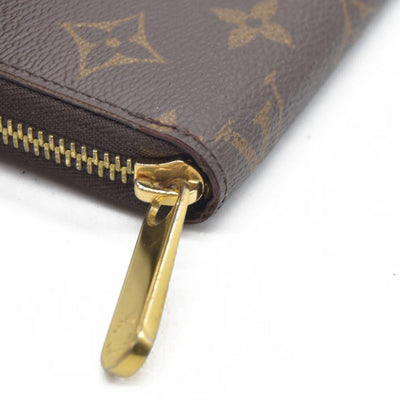 $915 Louis Vuitton  Monogram Zippy Wallet