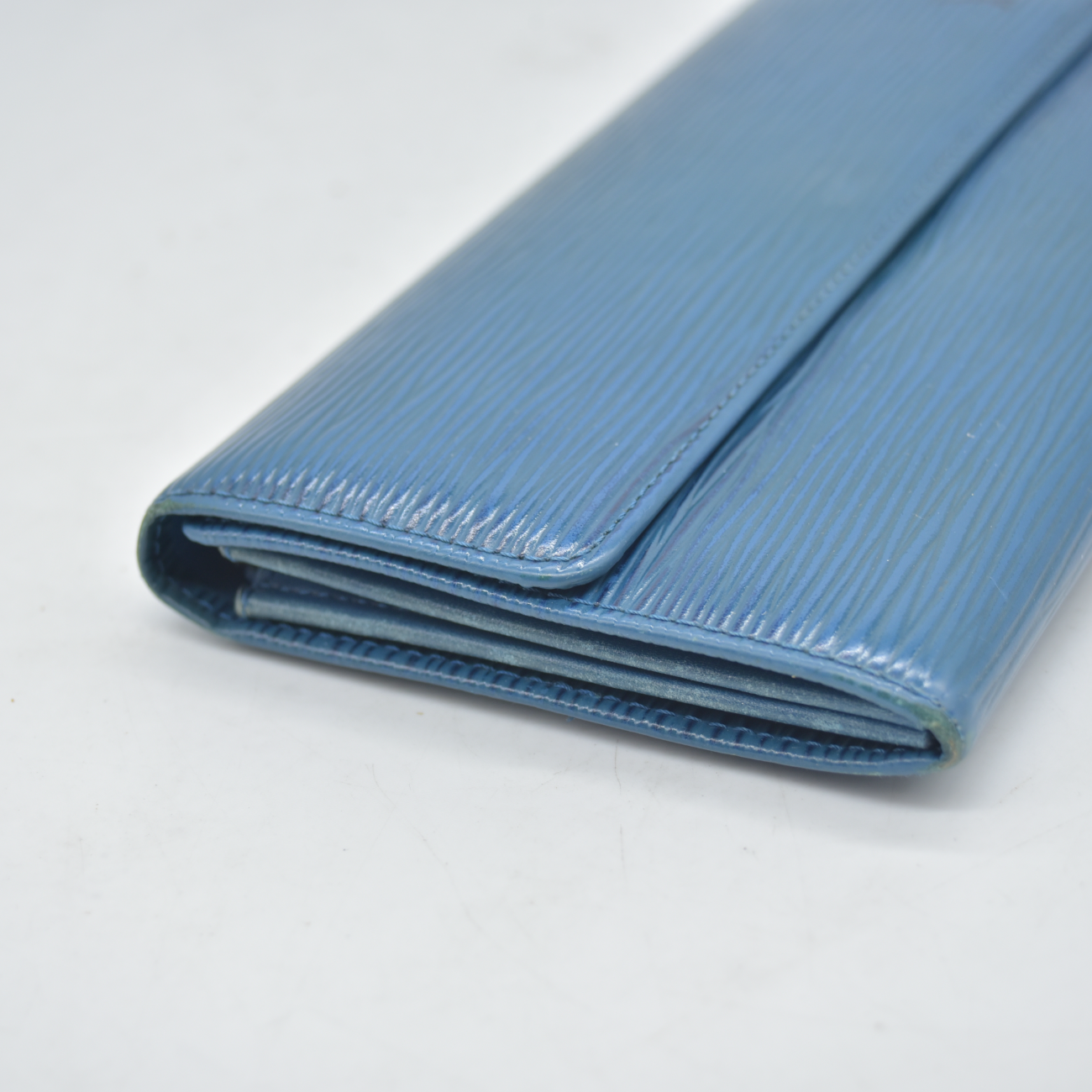 $850 1994 Louis Vuittion Epi Sarah Wallet Blue BA1904 CONSIGNMENT