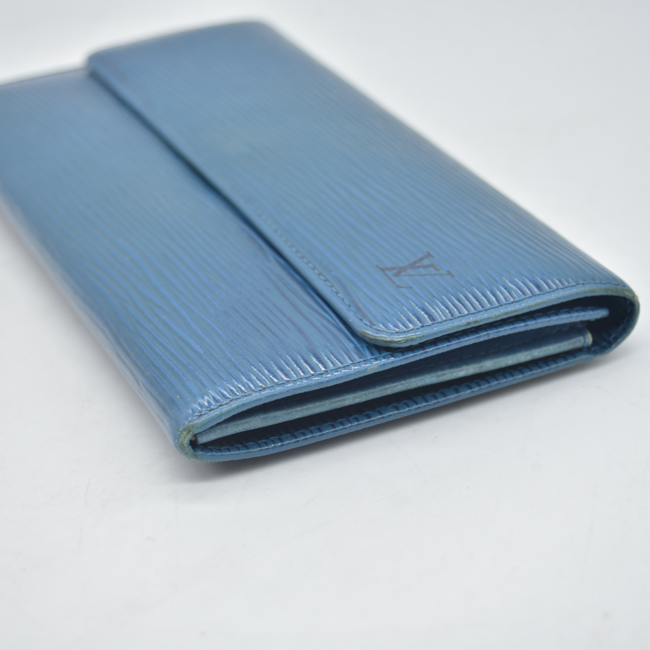 $850 1994 Louis Vuittion Epi Sarah Wallet Blue BA1904 CONSIGNMENT