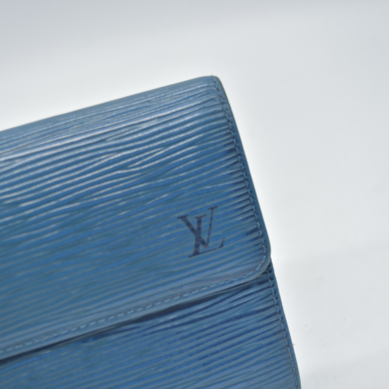 $850 1994 Louis Vuittion Epi Sarah Wallet Blue BA1904 CONSIGNMENT