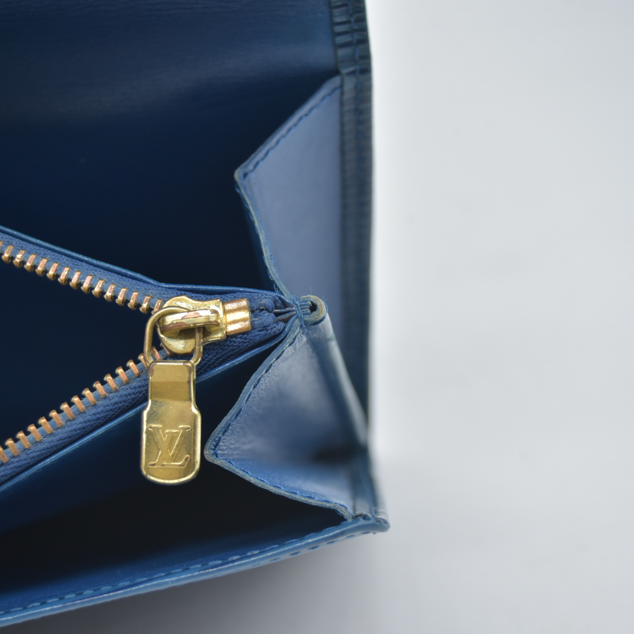 $850 1994 Louis Vuittion Epi Sarah Wallet Blue BA1904 CONSIGNMENT