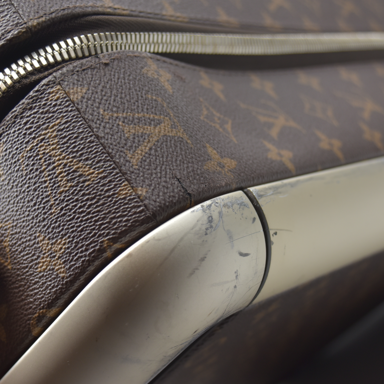 $3450 Louis Vuitton Monogram Horizon 50