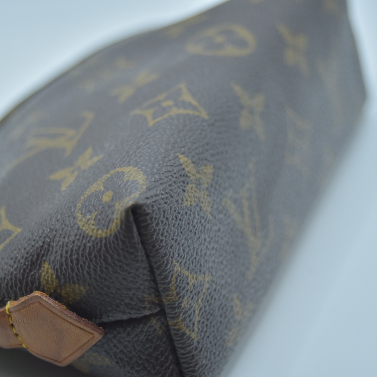 $625 2003 LOUIS VUITTON Monogram Cosmetic Pouch SD0023