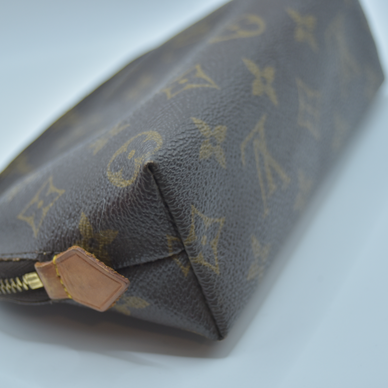 $625 2003 LOUIS VUITTON Monogram Cosmetic Pouch SD0023