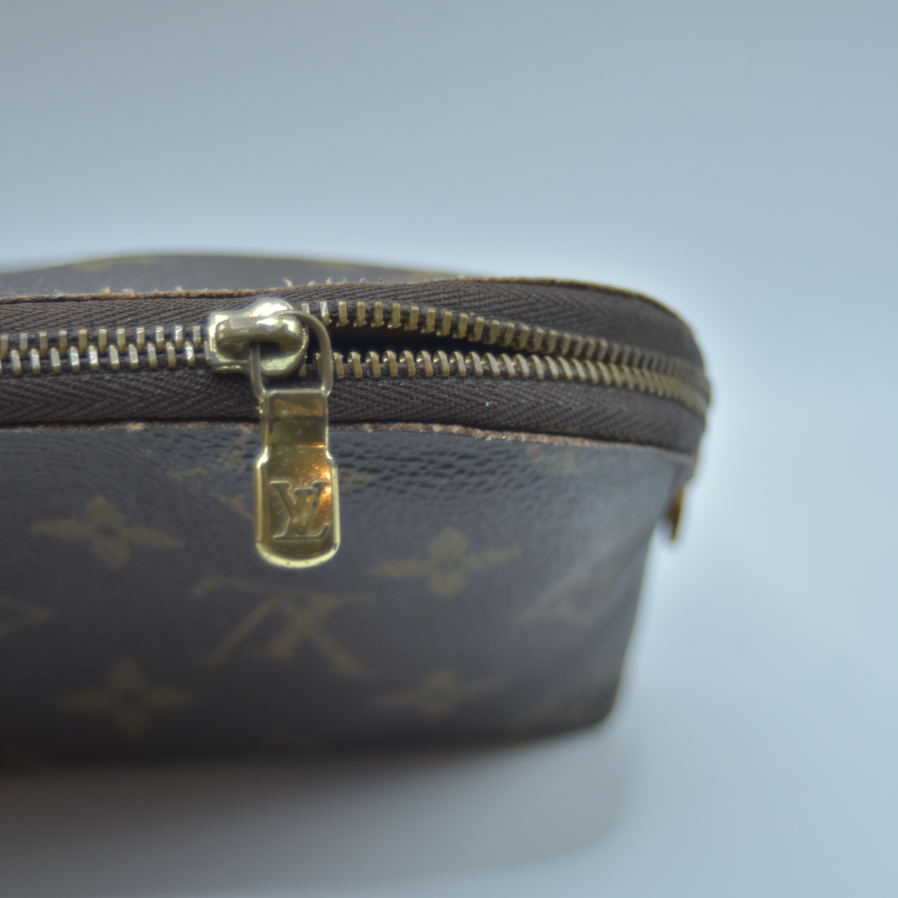 $625 2003 LOUIS VUITTON Monogram Cosmetic Pouch SD0023