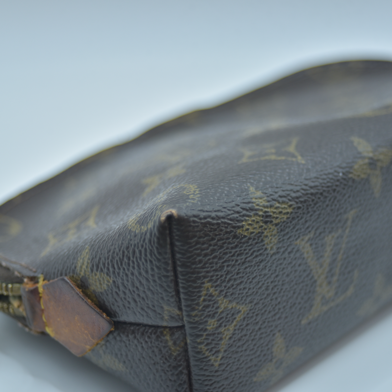 $625 2004 LOUIS VUITTON Monogram Cosmetic Pouch CA0034