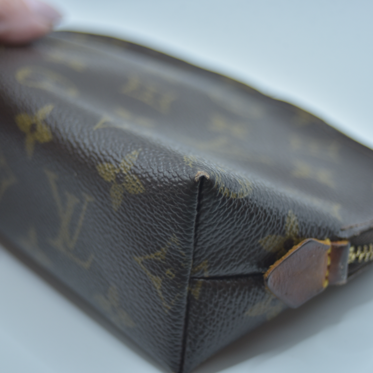 $625 2004 LOUIS VUITTON Monogram Cosmetic Pouch CA0034