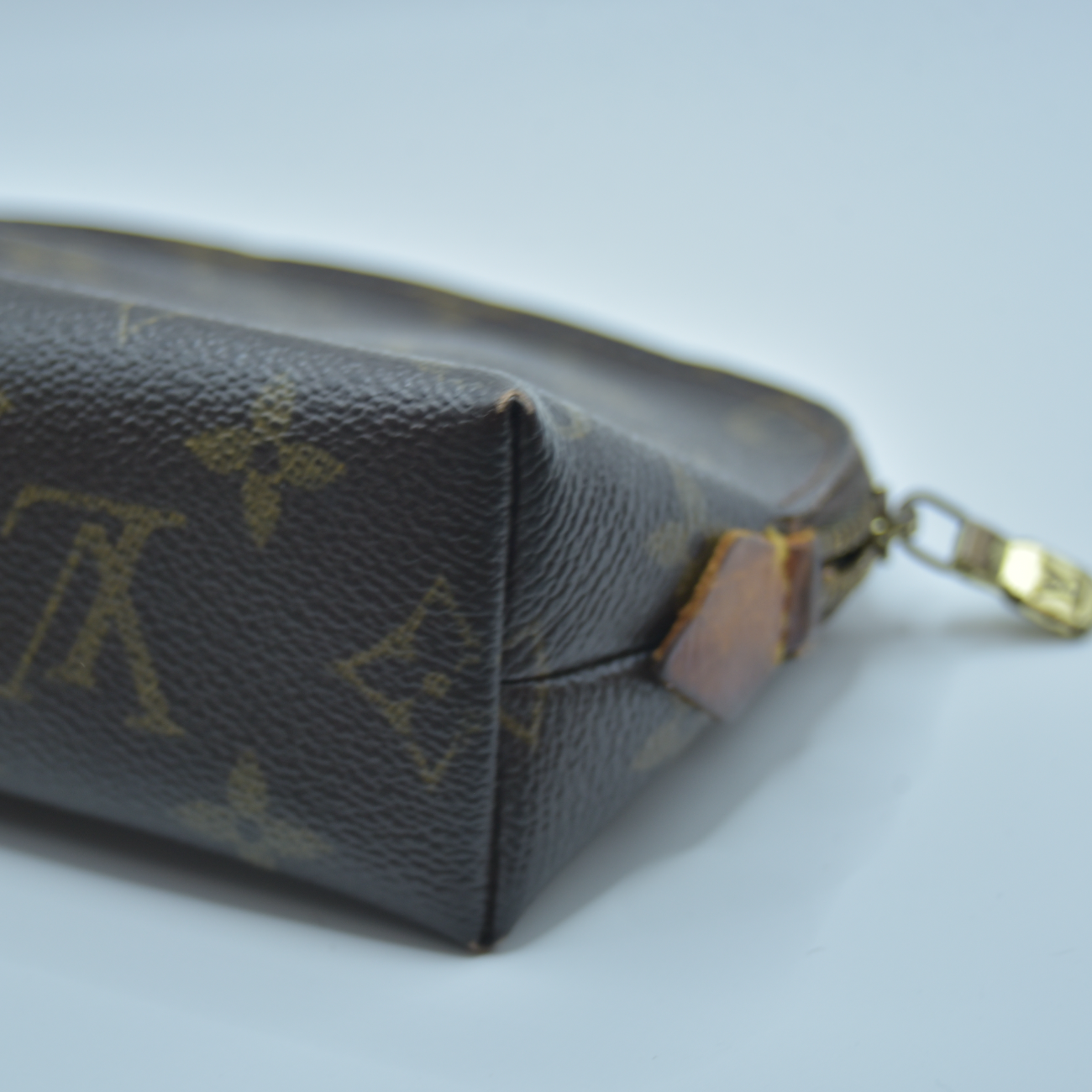 $625 2004 LOUIS VUITTON Monogram Cosmetic Pouch CA0034