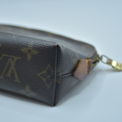 $625 2004 LOUIS VUITTON Monogram Cosmetic Pouch CA0034