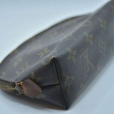 $625 2004 LOUIS VUITTON Monogram Cosmetic Pouch CA0034