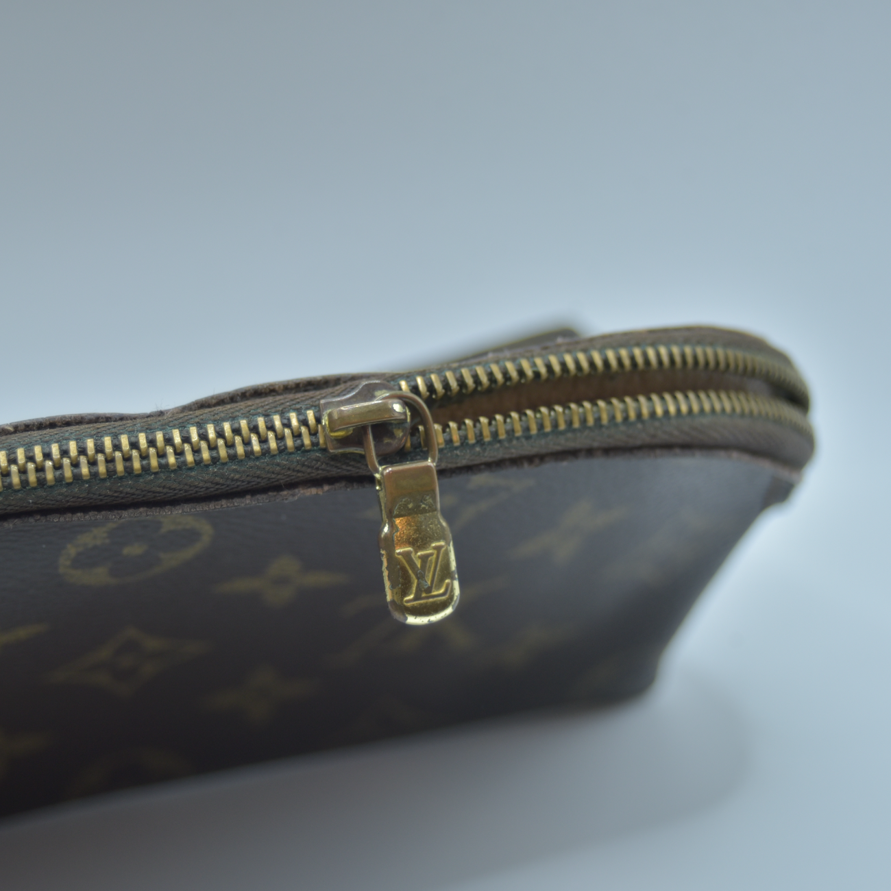 $625 2004 LOUIS VUITTON Monogram Cosmetic Pouch CA0034