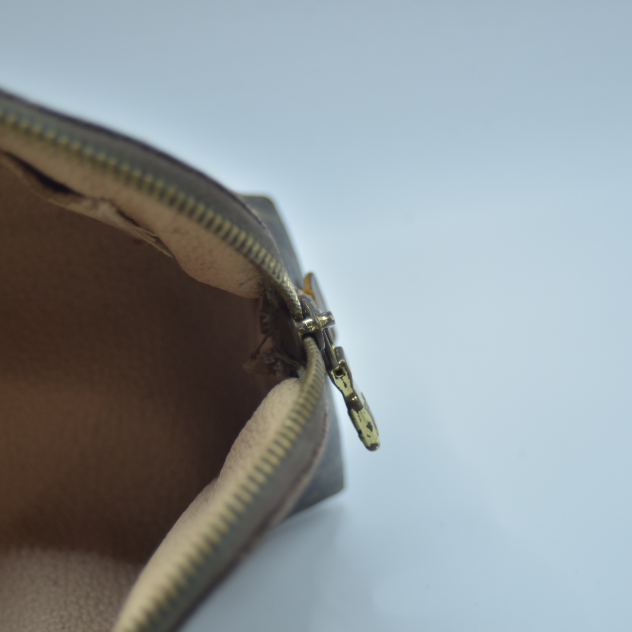 $625 2004 LOUIS VUITTON Monogram Cosmetic Pouch CA0034