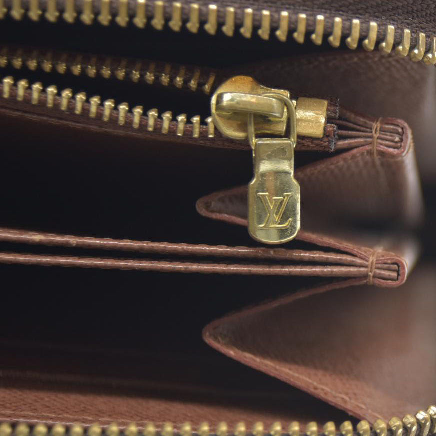 AUCTION $915 Louis Vuitton Monogram Zippy Wallet