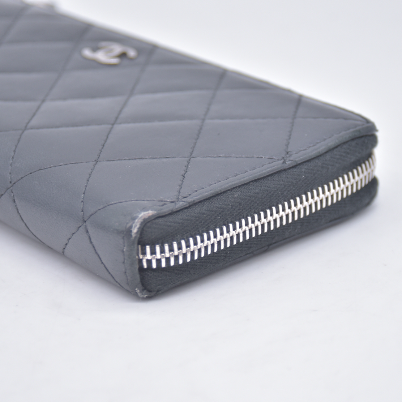 $1375 Chanel 2013 Quilted Zip Around Wallet Black CONSIGNMENT