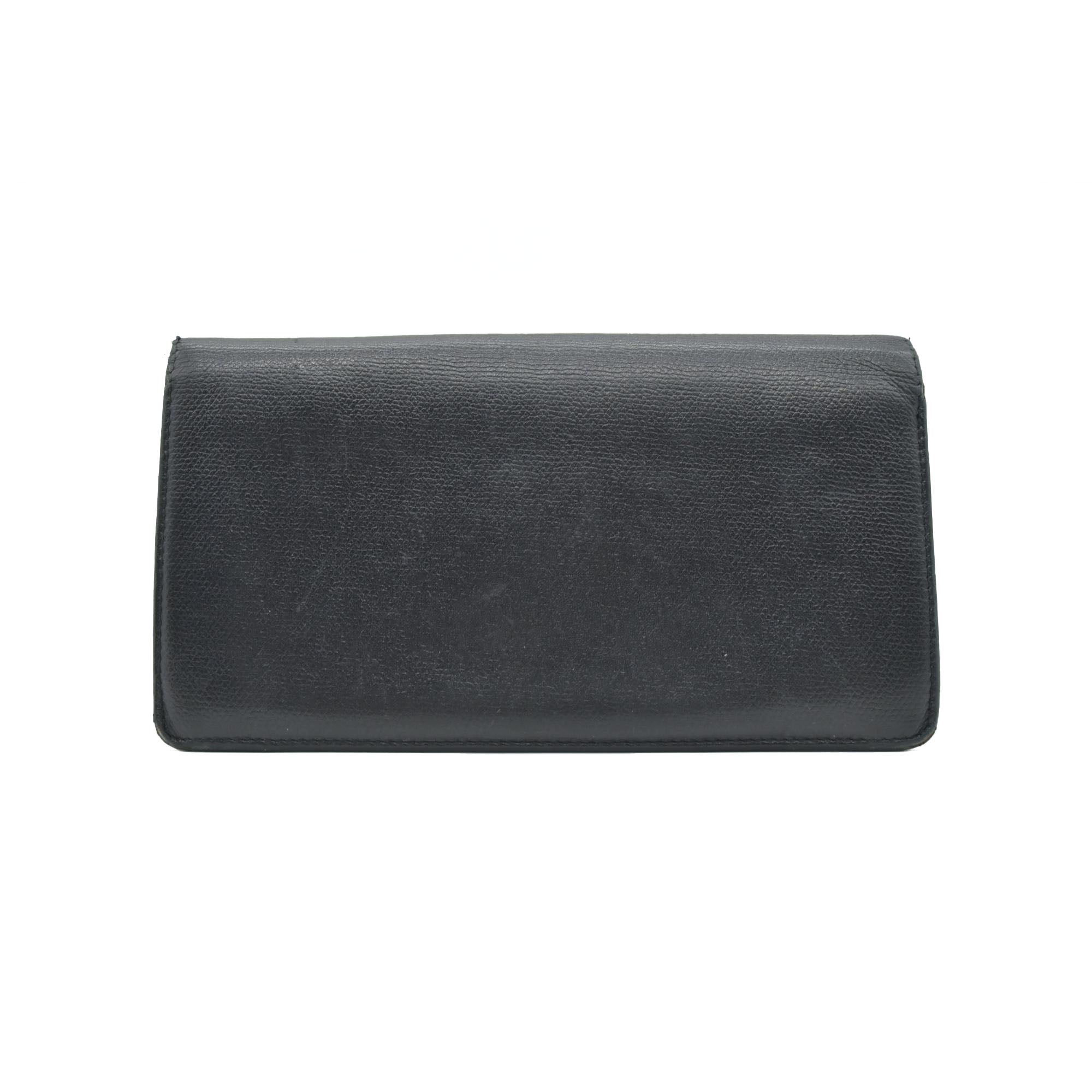 $925 Chanel  Interlocking CC Logo Leather Wallet CONSIGNMENT