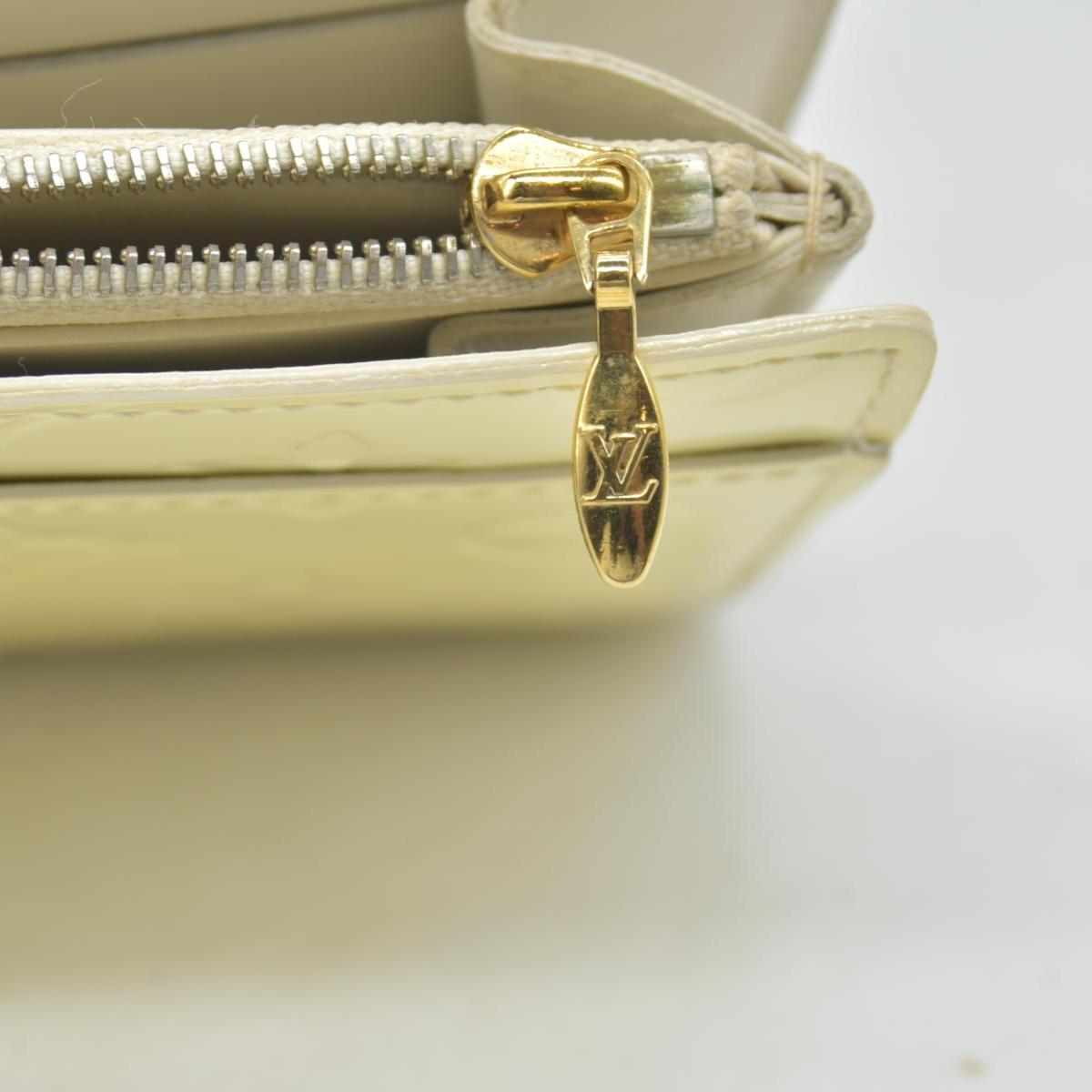 $840 Louis Vuitton Vernis Sarah Wallet Ivory CONSIGNMENT