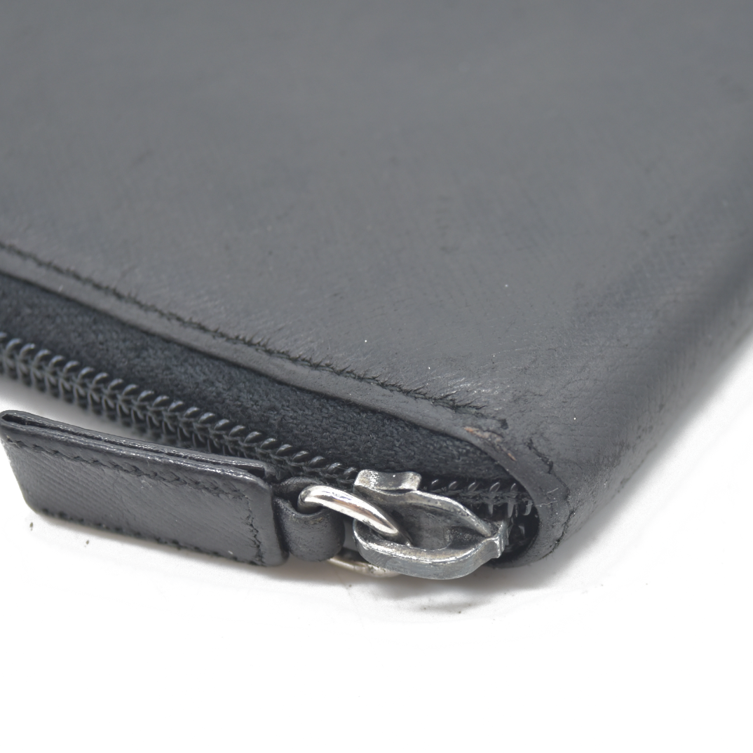 $725 Prada Logo Plaque Saffiano Wallet Black CONSIGNMENT 10020874