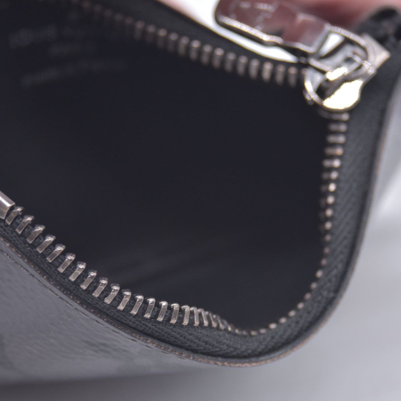 $355 2022 Louis Vuitton Eclipse Reverse Pochette Cles Coin Purse CT3292