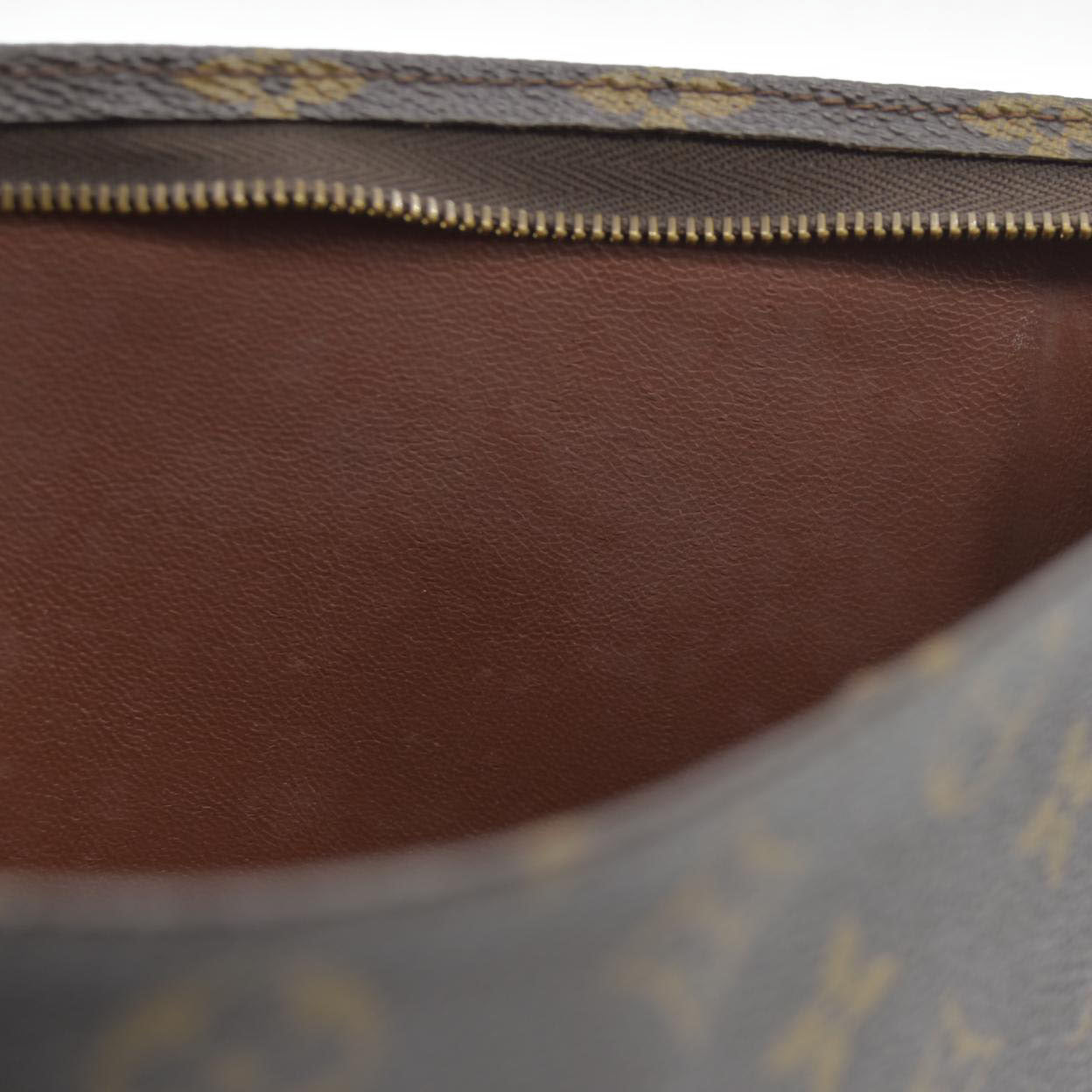 $1070 Louis Vuitton Monogram Toiletry 26 875AN