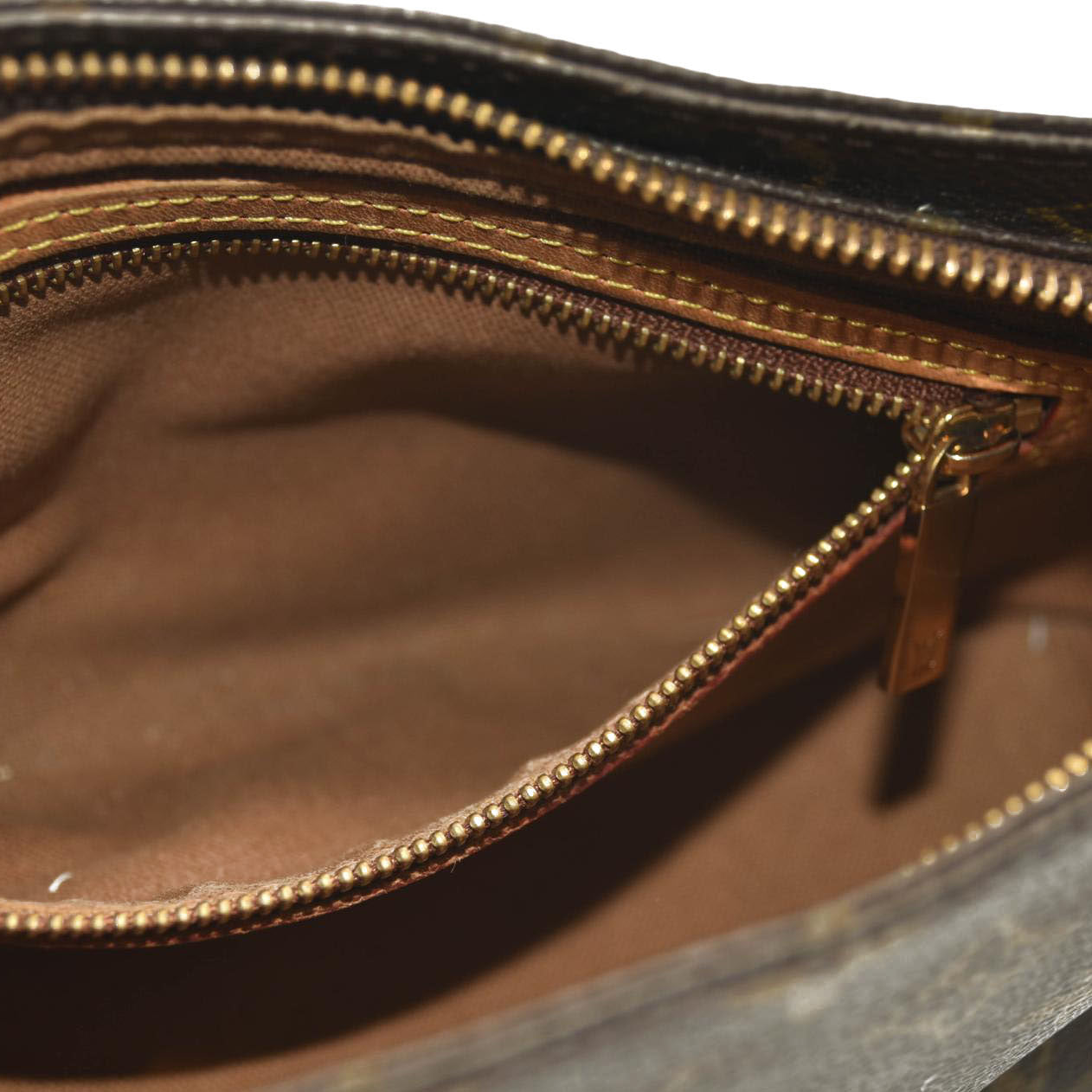 LOUIS VUITTON Trotteur Monogram Shoulder Bag  AR0047