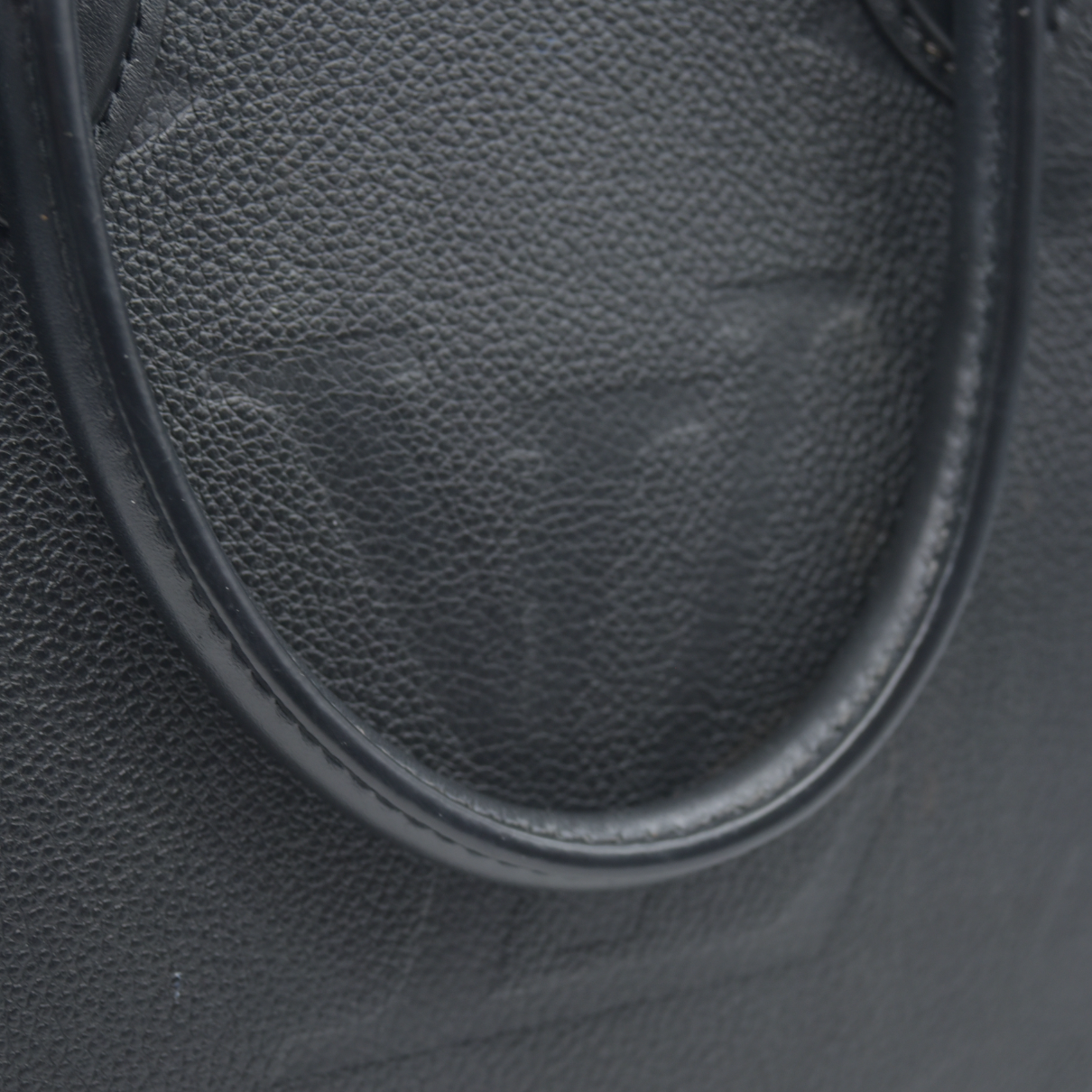 $3550 Louis Vuitton  Empreinte Monogram Giant Onthego MM Black RFID