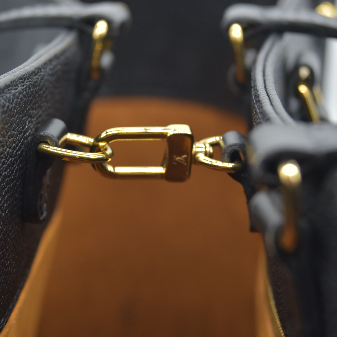 $3550 Louis Vuitton  Empreinte Monogram Giant Onthego MM Black RFID