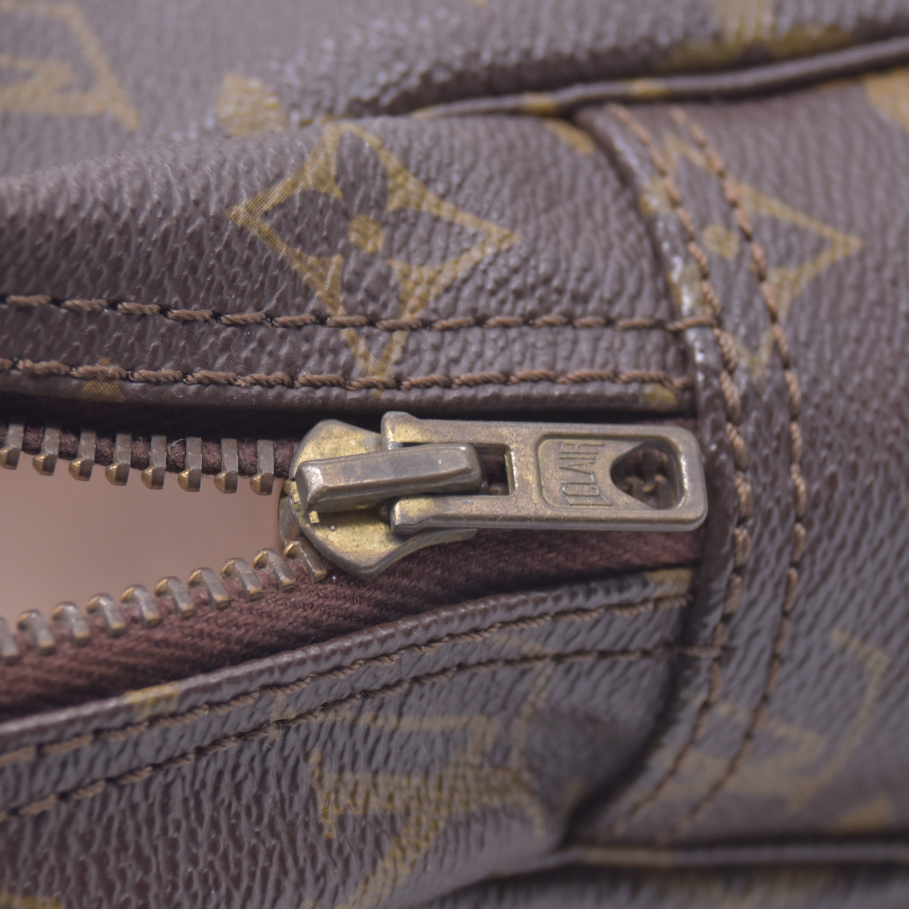 $600 1982 LOUIS VUITTON Trousse Toilette 28 Monogram Pouch M47522 821