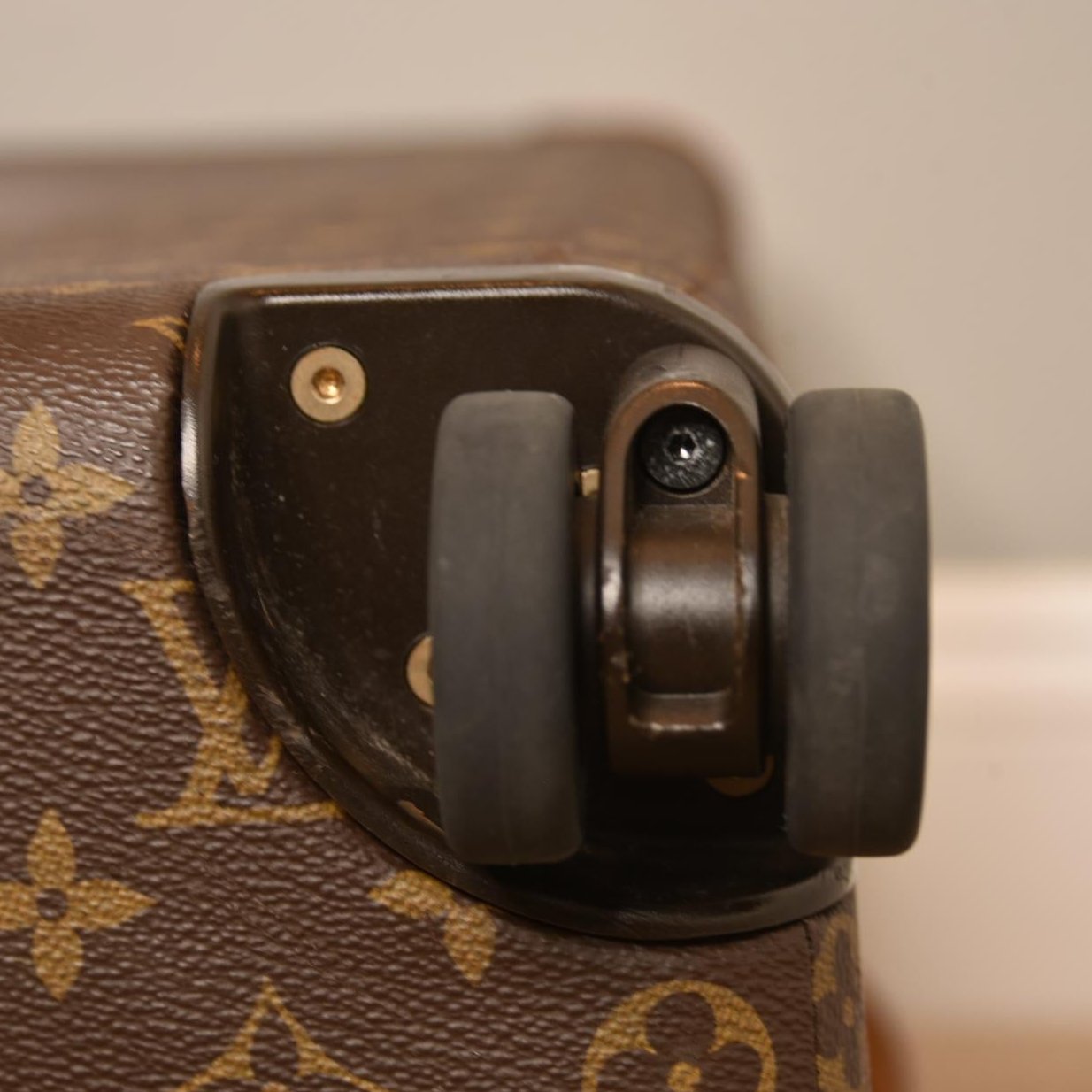 Louis Vuitton Monogram Horizon 70 Suitcase
