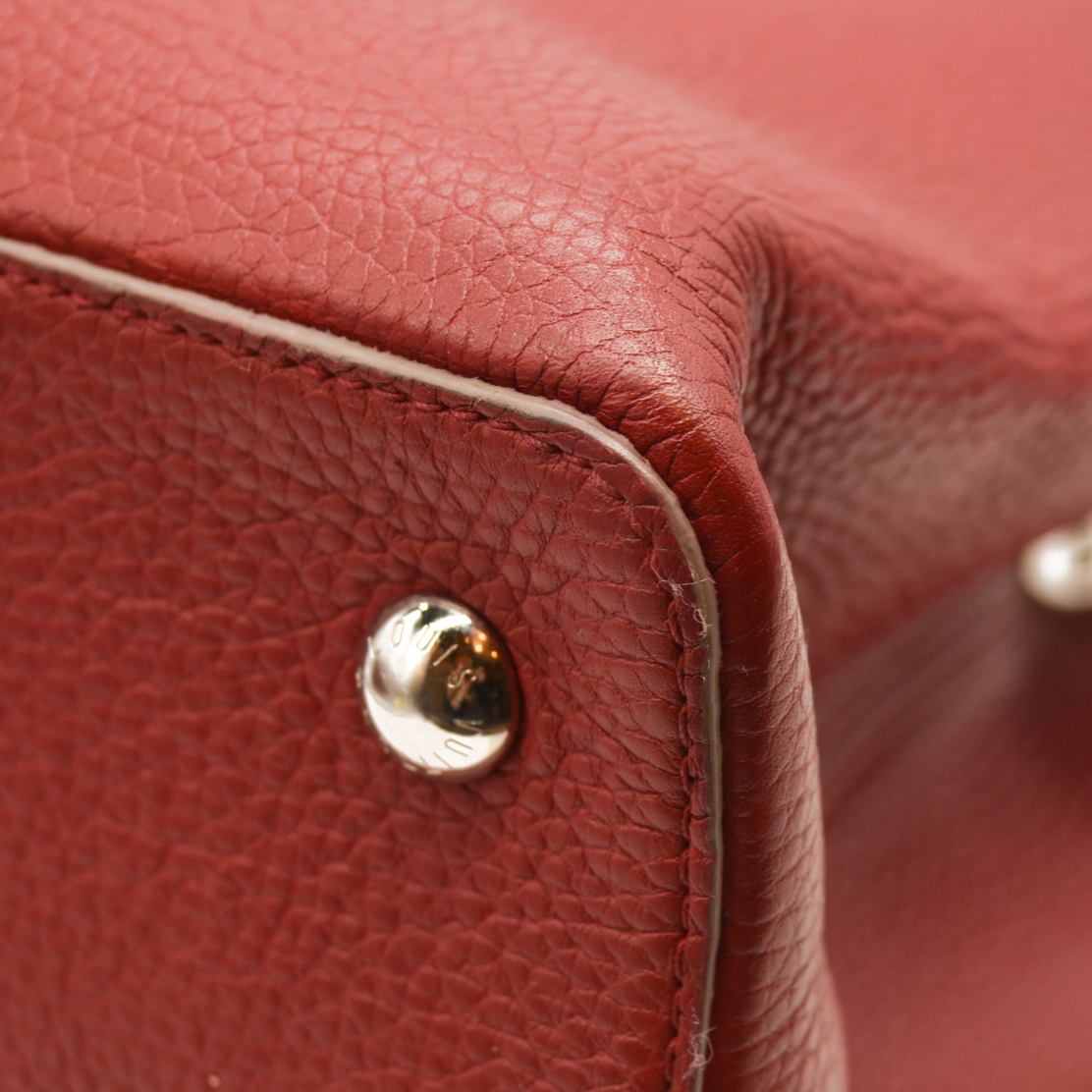 Louis Vuitton  Taurillon Capucines MM Rubis TR5113