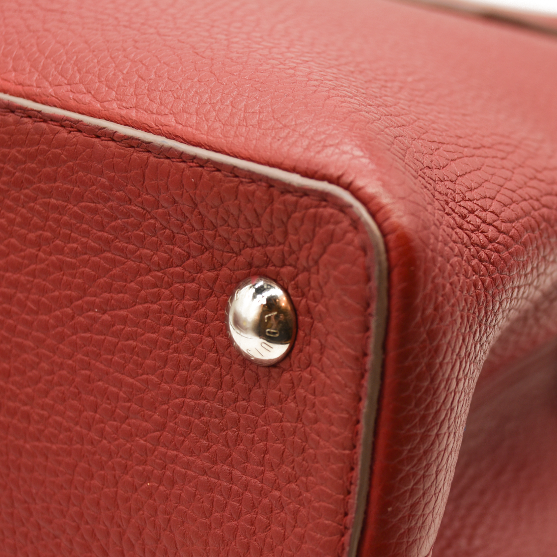 Louis Vuitton  Taurillon Capucines MM Rubis TR5113