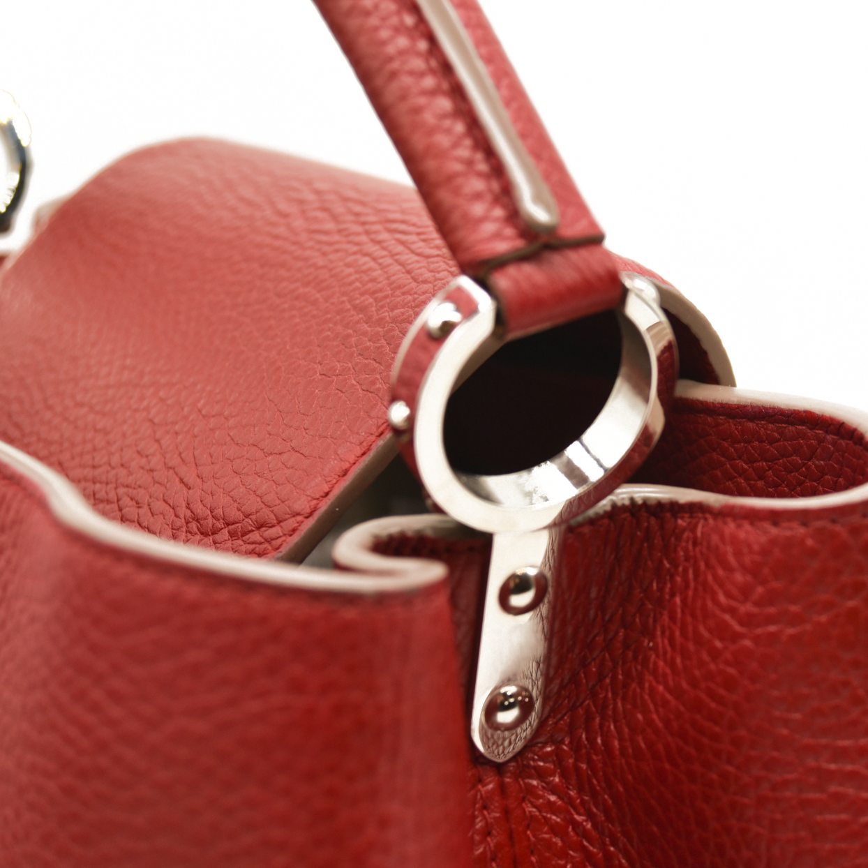 Louis Vuitton  Taurillon Capucines MM Rubis TR5113