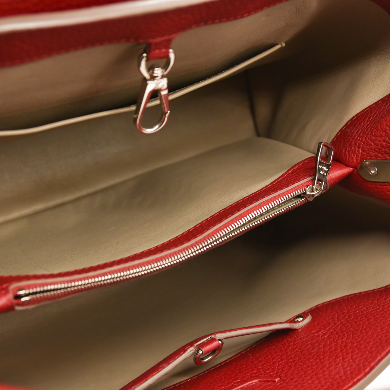 Louis Vuitton  Taurillon Capucines MM Rubis TR5113