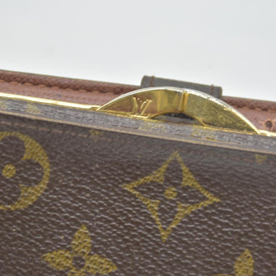 $750 Louis Vuitton Kisslock French Wallet CA0015