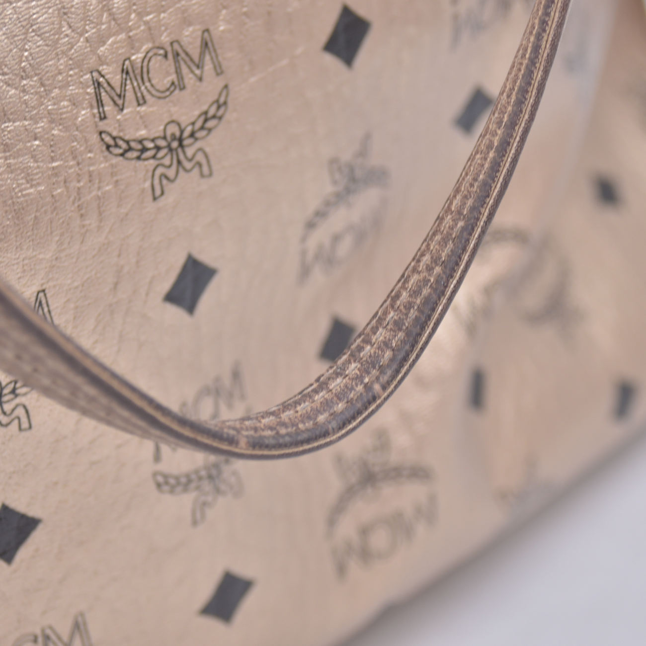 $950 MCM Metallic Visetos Medium Liz Reversible Shopper Tote Gold