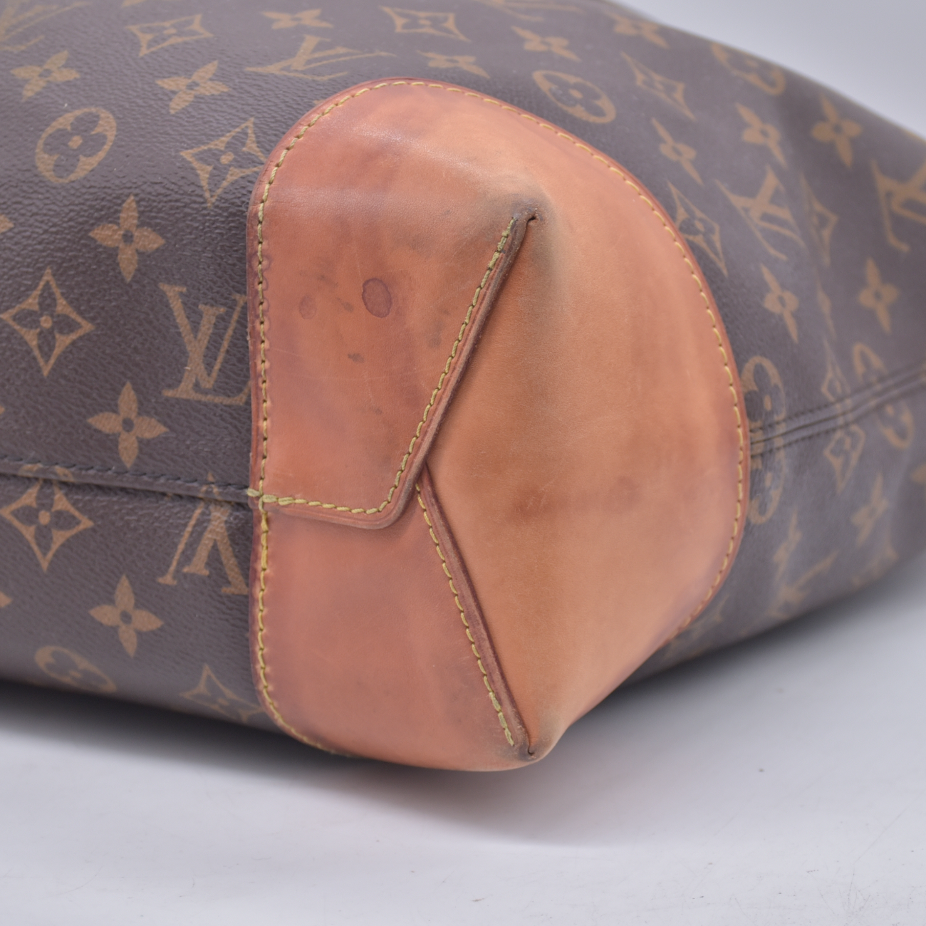 $1650 2017 Louis Vuitton Monogram Berri MM DU4157