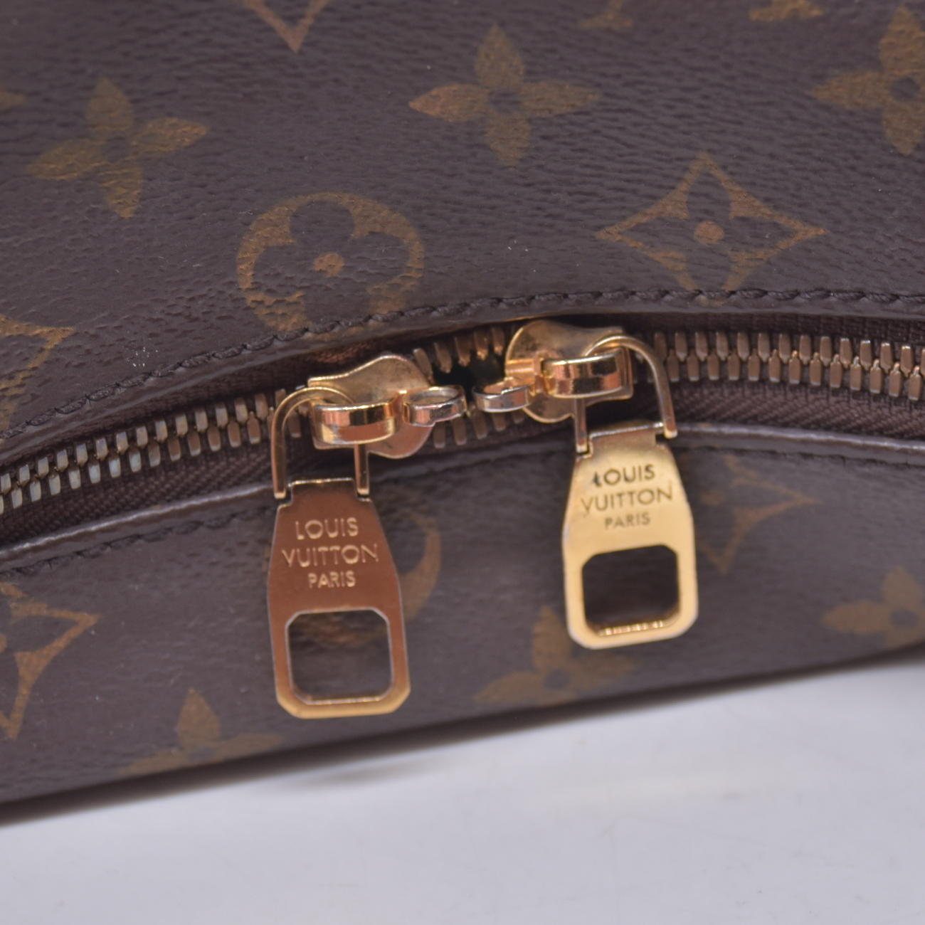 $1650 2017 Louis Vuitton Monogram Berri MM DU4157 10020684