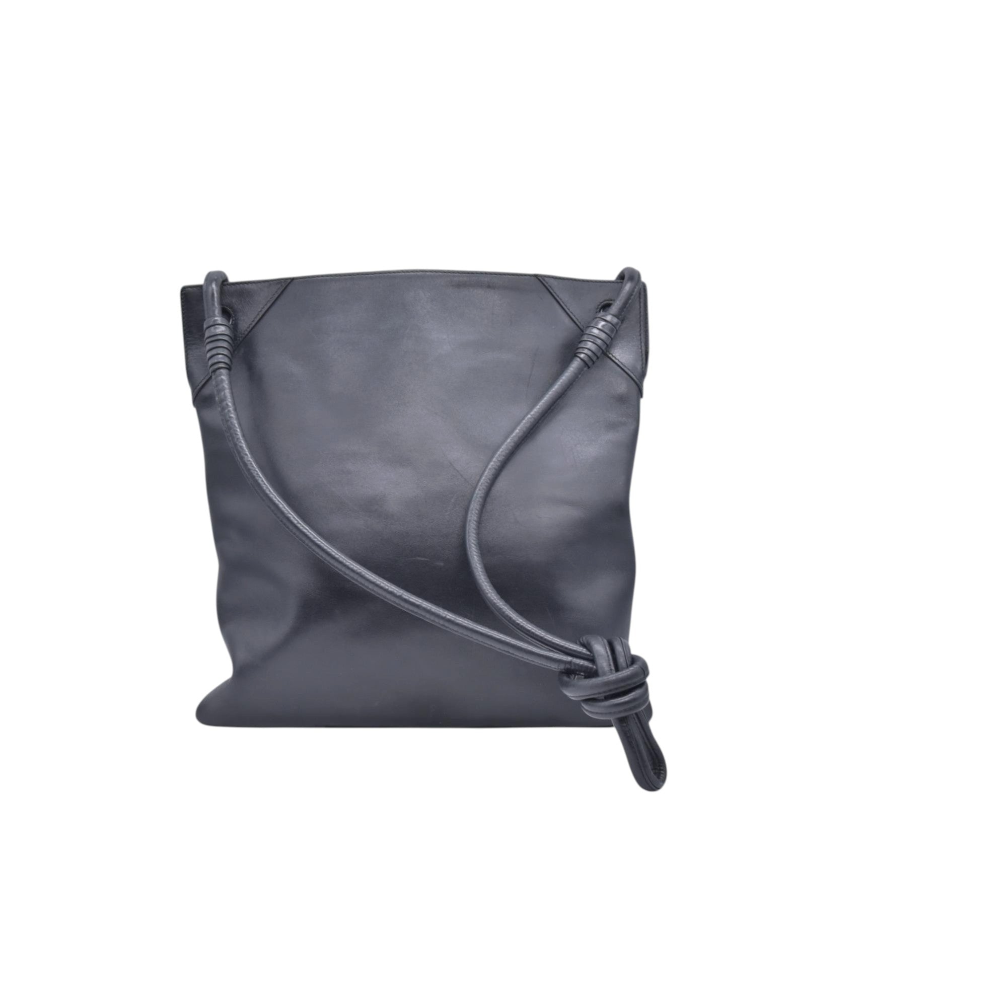 $1250 BOTTEGA VENETA Vintage Smooth Leather Knot Shoulder Bag Black CONSIGNMENT 10021197