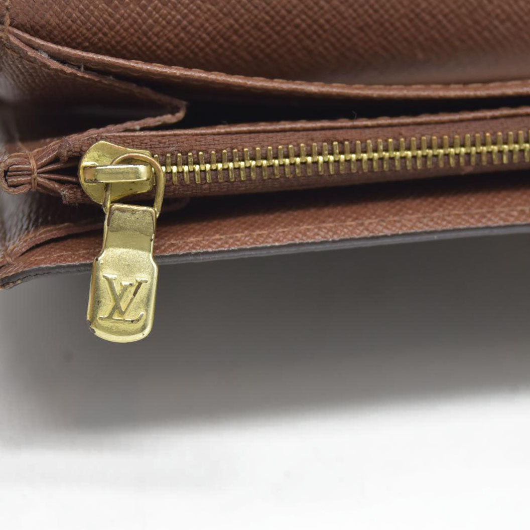 AUCTION $725 Louis Vuitton Monogram Sarah Wallet (no date code)