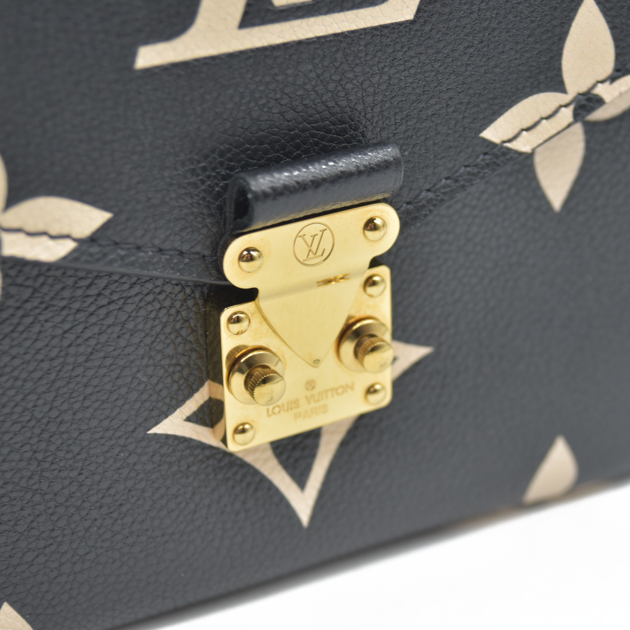 $3150 Louis Vuitton Empreinte Monogram Giant Pochette Metis Black Beige Bicolor CONSIGNMENT