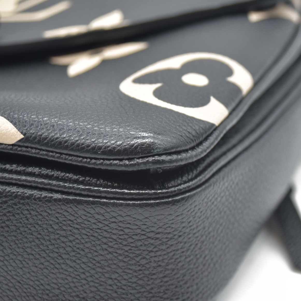 $3150 Louis Vuitton Empreinte Monogram Giant Pochette Metis Black Beige Bicolor CONSIGNMENT